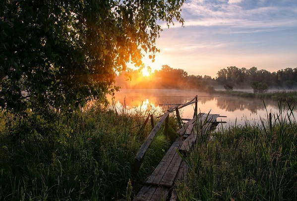 Восход в деревне на реке